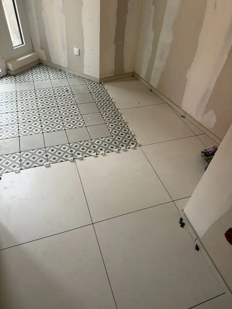 Calepinage d'un tapis de carreaux décor géométrique intégré à un sol en grand format beige