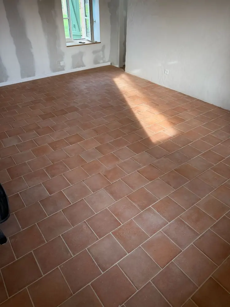 Carreaux rectangulaires couleur terre cuite en pose à joints décalés, joints clairs réguliers