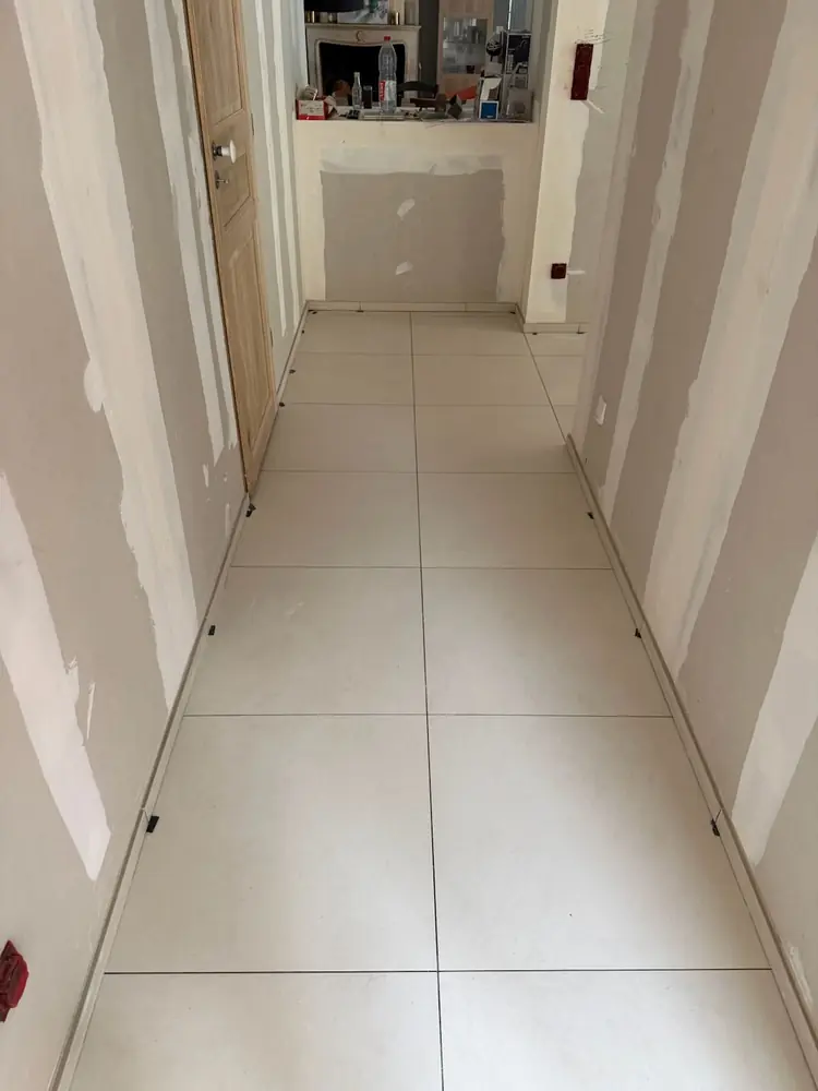Couloir en carrelage grand format beige uni avec joints très fins