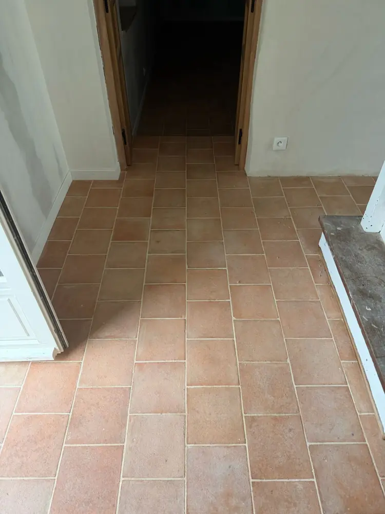 Couloir en carreaux rectangulaires aspect terre cuite posés à joints décalés dans l'axe