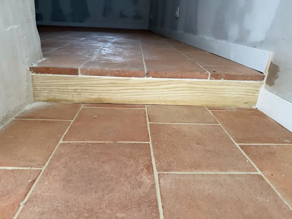 Marche carrelée en terre cuite carrée avec nez de marche en bois