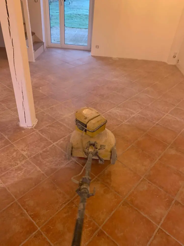 Préparation à la machine d'un ancien carrelage en terre cuite avant ragréage, étape 1