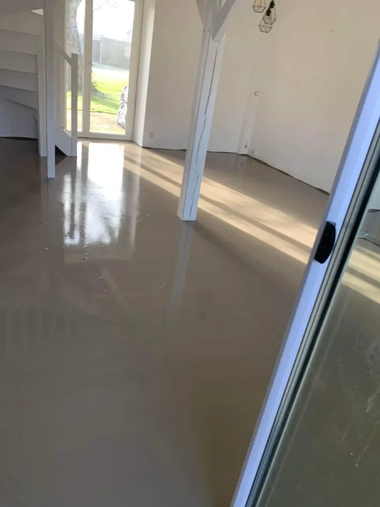 Sol ragréé plan et brillant sur l'ancien carrelage, prêt pour le nouveau revêtement, étape 4
