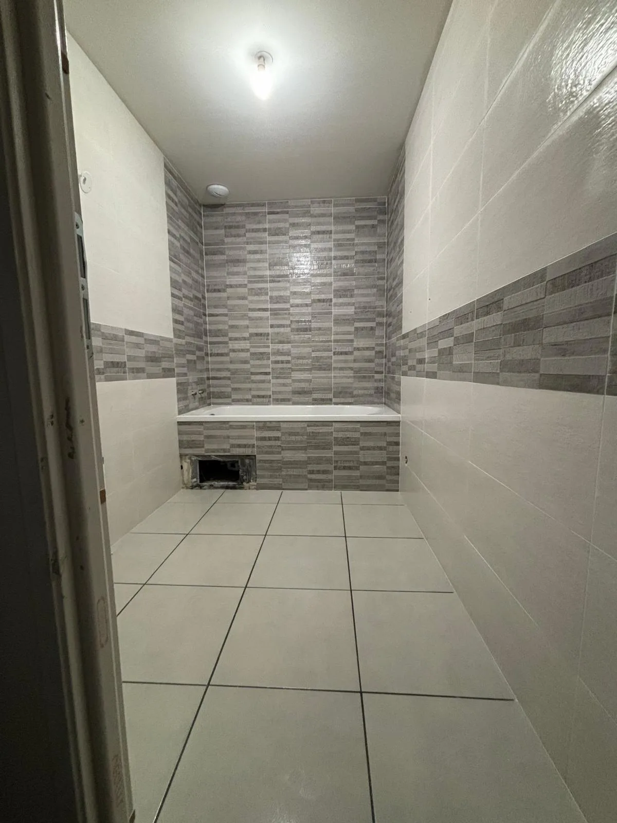 faïence + carrelage dans une salle de bain