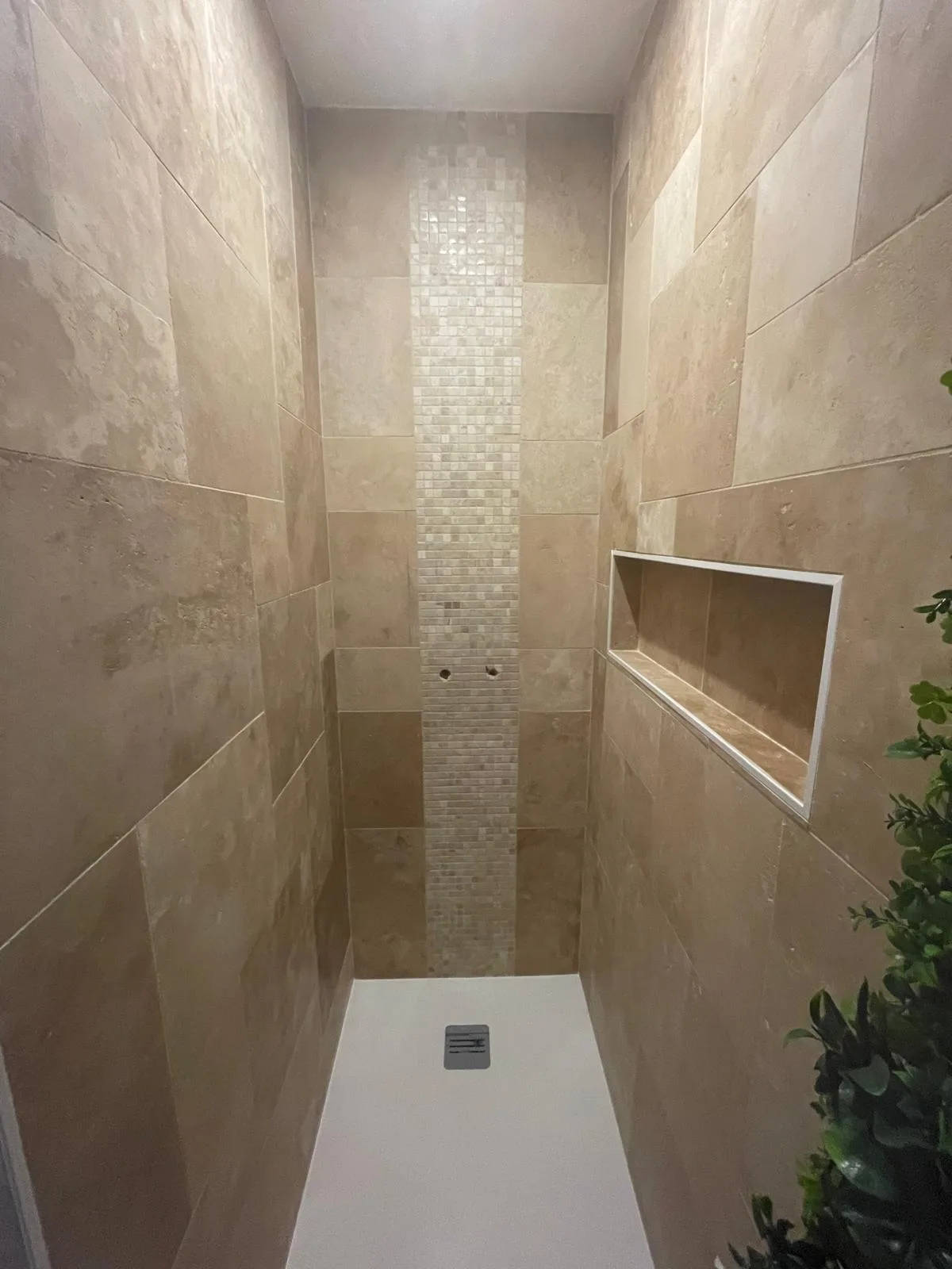 Pose de travertin à chartres dans une salle de bain avec niche